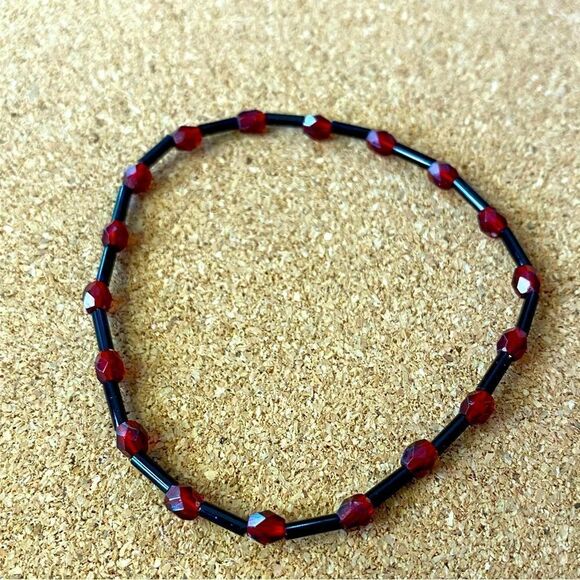 Black and ox blood red beaded stretch bracelet simple Gothic minimalist - Picture 1 of 3